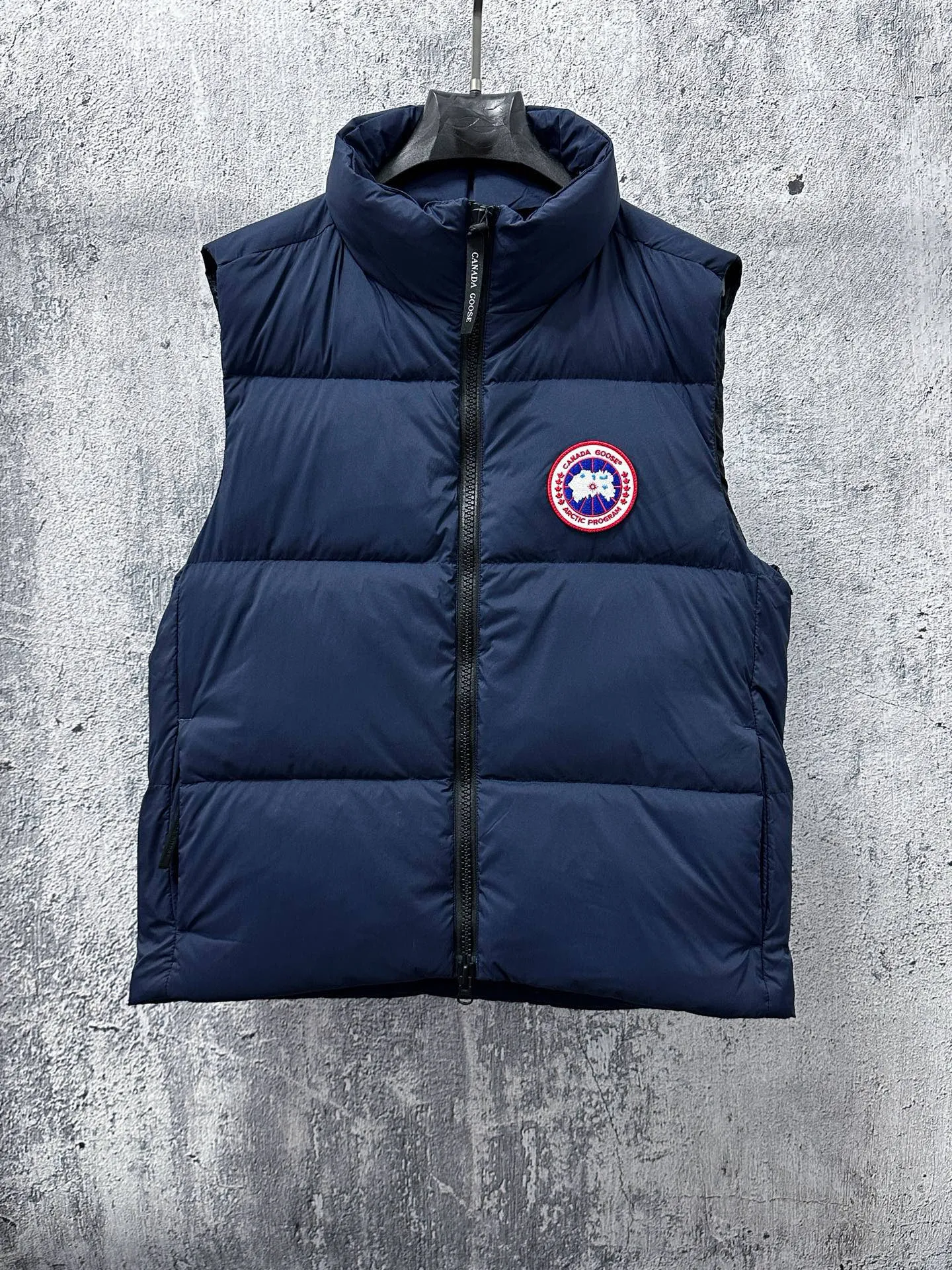 (Original 90 down) [CANADA GOOSE] Lawrence Men's Down Vest The Lawrence down vest features a durable shell and quilted body, making it a must-have item for all seasons. It's made from sustainable Enduraluxe fabric, which has a durable soft touch. The Lawrence features a thoughtfully designed down-filled collar to block strong winds, a two-way zipper and a longer rear hem. Size：XS-XXL